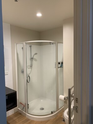 Dusche, Handtücher, Seife, Toilettenpapier