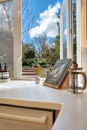 Camellia's Garden \\ 6 Bedrooms \\ 9 Beds \\ Patio Garden \\ Fountain \\ Park