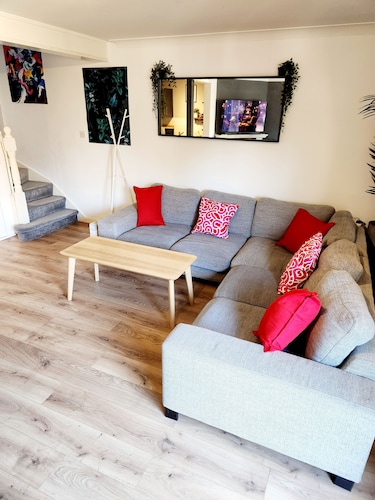 King Bed, Great Location, Close to City Centre/3Arena With Free Private Parking!