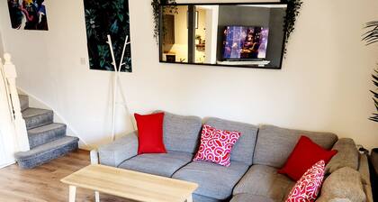 King Bed, Great Location, Close to City Centre/3Arena With Free Private Parking!