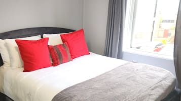 2 bedrooms, desk, iron/ironing board, WiFi