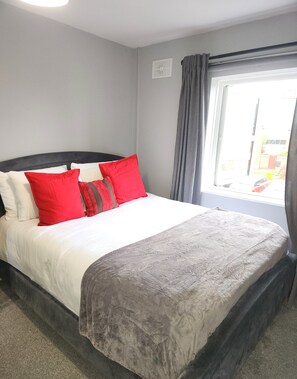 2 bedrooms, desk, iron/ironing board, WiFi