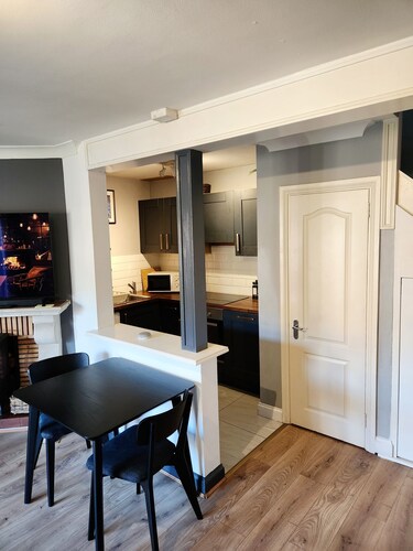 King Bed, Great Location, Close to City Centre/3Arena With Free Private Parking!