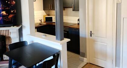 King Bed, Great Location, Close to City Centre/3Arena With Free Private Parking!