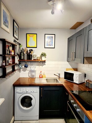 Kjøleskap, mikrobølgeovn, ovn og kokeplater