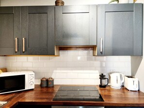 Kjøleskap, mikrobølgeovn, ovn og kokeplater