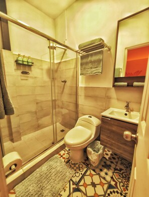 Leilighet, 1 queensize-seng med sovesofa, kjøkken | Bad | Dusj, regndusjhode, toalettartikler (inkludert) og hårføner