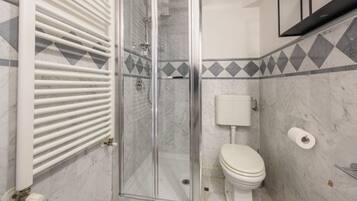 Doccia, asciugacapelli, bidet, asciugamani