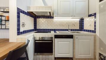 Kühlschrank, Ofen, Herdplatte, Geschirrspüler