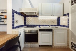 Fridge, oven, stovetop, dishwasher