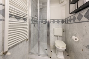 Douche, sĂšche-cheveux, bidet, serviettes fournies