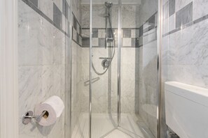 Douche, sĂšche-cheveux, bidet, serviettes fournies