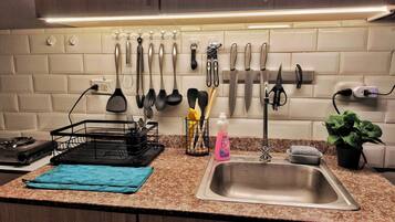 Apartamento | Cozinha privada | Geladeira grande, micro-ondas, talheres/pratos/utensílios de cozinha