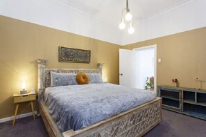 3 habitaciones, escritorio y tabla de planchar con plancha