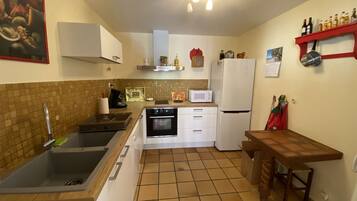 Fridge, microwave, oven, stovetop