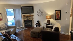 Smart TV, fireplace - Radium Cozy Condo @The Peaks
(Radium Hot Springs)