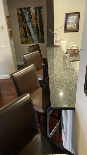 Dining - Radium Cozy Condo @The Peaks
 (Radium Hot Springs)