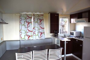 Een koelkast, een microgolfoven, een kookplaat