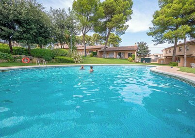 Apartement with air conditioning and pool