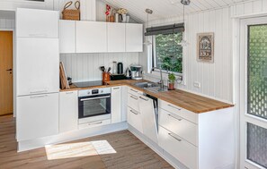 Kühlschrank, Herdplatte, Wasserkocher mit Kaffee-/Teezubehör