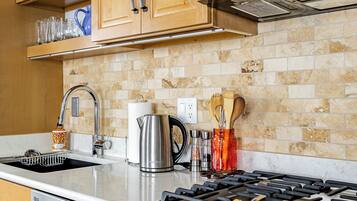 Réfrigérateur, micro-ondes, plaque de cuisson, lave-vaisselle