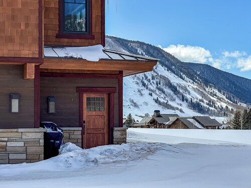 Alpen Edelweiss Chalet: A pet-friendly luxury apartment 5 mins. to trails & town