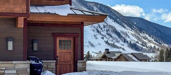 Alpen Edelweiss Chalet: A pet-friendly luxury apartment 5 mins. to trails & town