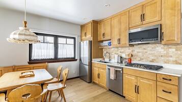 Fridge, microwave, stovetop, dishwasher