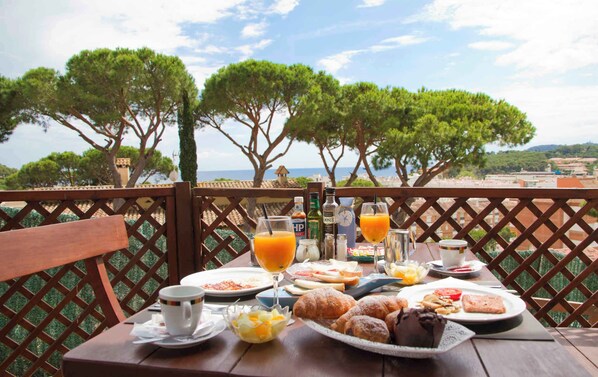 Outdoor dining - Apartement with pool and air conditioning (Lloret de Mar)