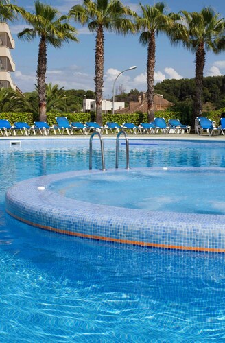 Apartement with pool and air conditioning