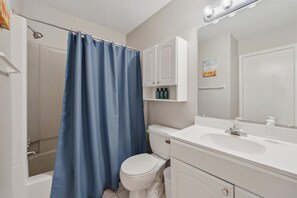 Haartrockner, Handtücher, Seife, Shampoo