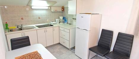 冰箱、炉灶、厨具/餐具