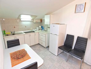 Fridge, stovetop, coffee/tea maker, cookware/dishes/utensils - Holiday apartment with air conditioning (Valbandon)