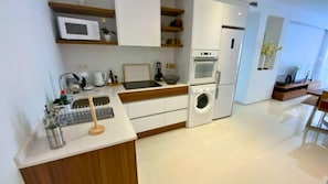 Kühlschrank, Mikrowelle, Ofen, Herdplatte