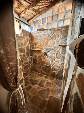 Regadera, toallas, jabón, papel de baño