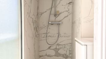 Douche, serviettes fournies, savon, papier toilette