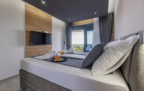 5 bedrooms, travel crib, free WiFi, bed sheets - Awesome home in Privlaka with kitchen (Privlaka)