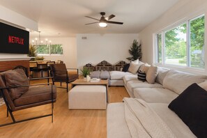 Smart-tv, eldstad och böcker