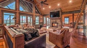 Een smart-tv, een open haard en videogames