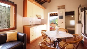 Un comedor acogedor con una mesa, sillas y vistas al exterior.