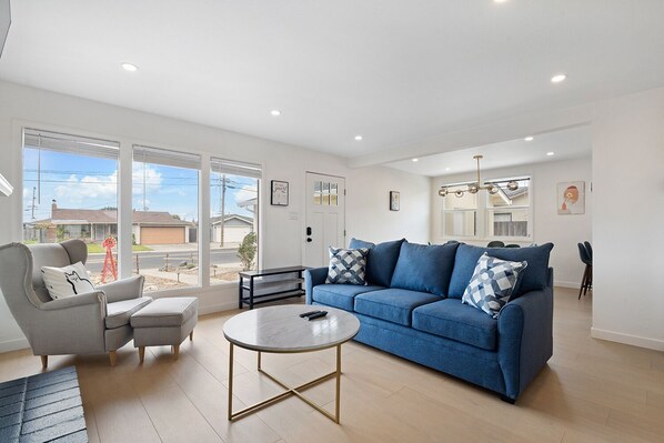 TV connectée, cheminée, jeux vidéo, table de tennis de table