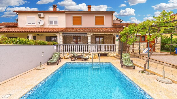 A two-story house with a swimming pool, a balcony, and a garden. - House 2322/109111 (Istria - Pula), 1500m from the beach (Pula)