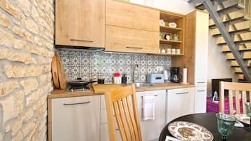 Frigorífico, placa de cocina, cafetera o tetera y utensilios de cocina