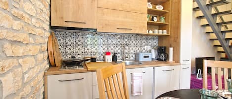 Refrigerador, parrilla de estufa y cafetera y tetera