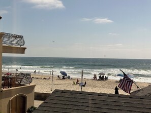 På stranden og solsenger