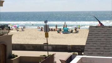 En la playa, sillas reclinables de playa