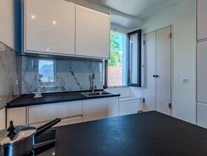 Refrigerador, horno y utensilios de cocina