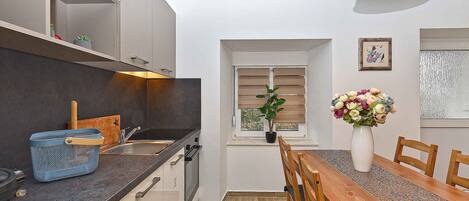 Fridge, oven, stovetop