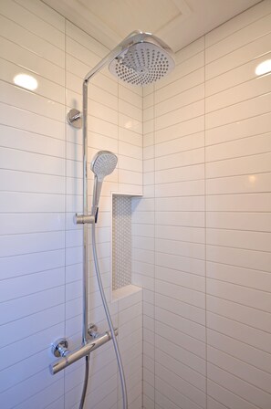 Dusche, Haartrockner, Handtücher, Seife