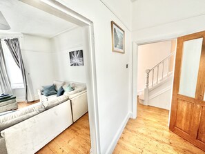 Smart TV - Spacious Three Bed House & Private Garden - New Brighton Beach & Promenade (Wallasey)